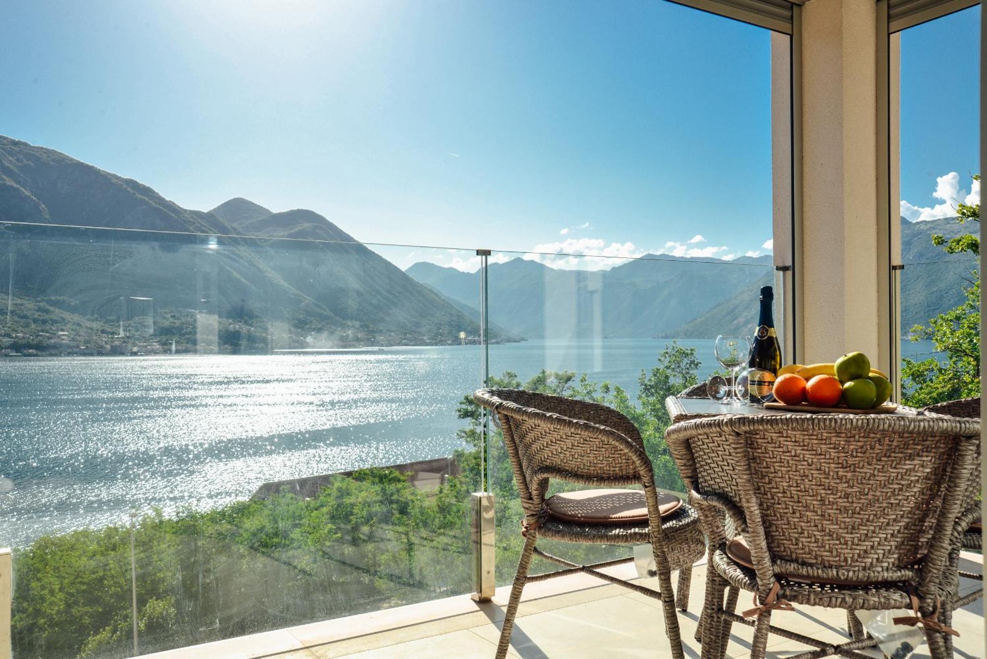 Sea View Apartment For 4 Kotor Exterior photo
