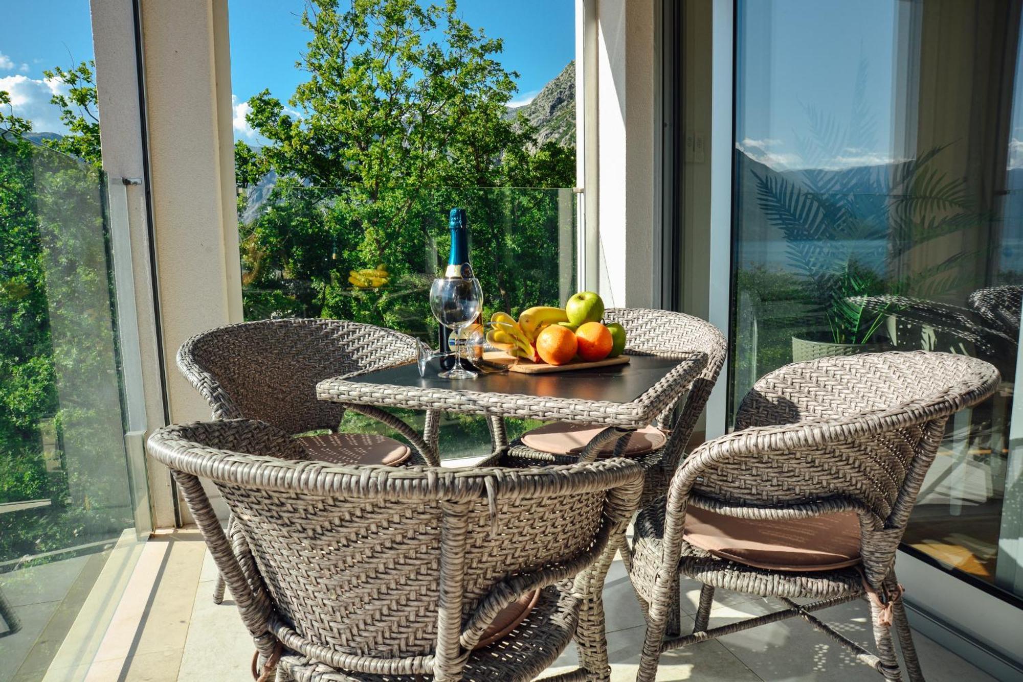 Sea View Apartment For 4 Kotor Exterior photo